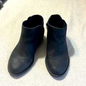 Cute black low cut boots size 8W